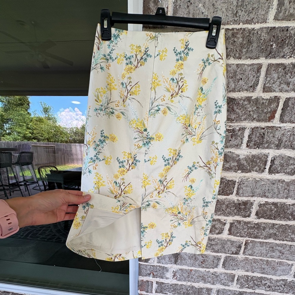 Antonio Melani Floral Cream Skirt Size 2 - Picture 6 of 9